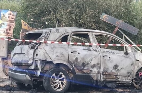 https://www.ragusanews.com/immagini_articoli/03-10-2024/auto-in-fiamme-dopo-lo-schianto-francesca-40-anni-muore-carbonizzata-300.jpg