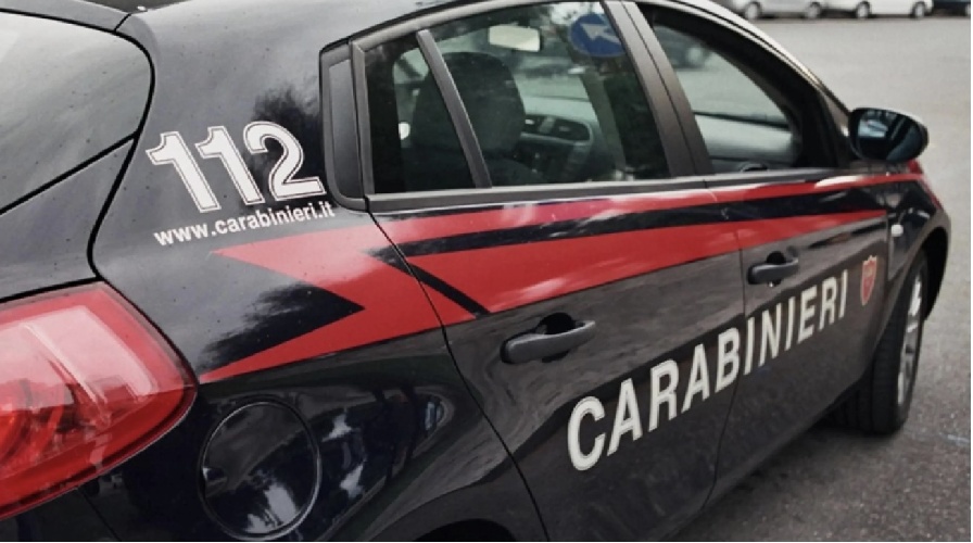 https://www.ragusanews.com/immagini_articoli/03-11-2024/noto-sfreccia-con-l-auto-e-spara-4-colpi-di-pistola-contro-due-case-500.jpg