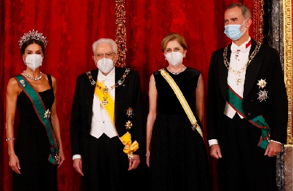 https://www.ragusanews.com/immagini_articoli/04-02-2022/1643966950-quirinale-la-first-lady-italiana-e-laura-mattarella-foto-outfit-1-280.jpg