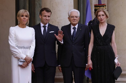 https://www.ragusanews.com/immagini_articoli/04-02-2022/1643967104-quirinale-la-first-lady-italiana-e-laura-mattarella-foto-outfit-3-280.jpg