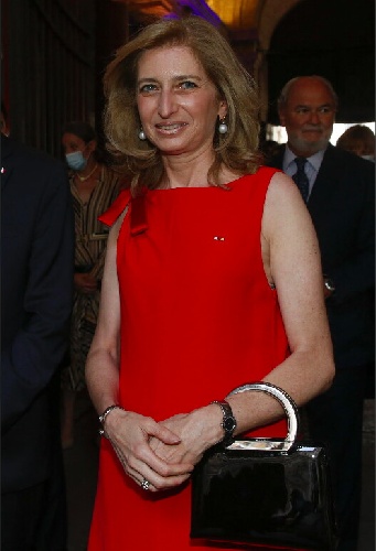 https://www.ragusanews.com/immagini_articoli/04-02-2022/1643967106-quirinale-la-first-lady-italiana-e-laura-mattarella-foto-outfit-4-500.jpg