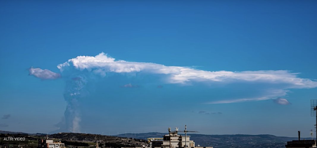 https://www.ragusanews.com/immagini_articoli/04-03-2021/etna-la-nube-di-fumo-ripresa-da-ragusa-in-timelapse-video-500.jpg