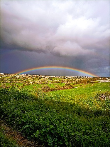 https://www.ragusanews.com/immagini_articoli/04-03-2024/foto-l-arcobaleno-e-la-nube-sulla-campagna-di-modica-500.jpg