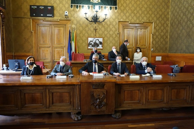 https://www.ragusanews.com/immagini_articoli/04-04-2022/ragusa-al-via-corso-di-laurea-management-delle-imprese-500.jpg