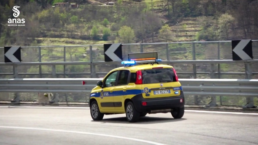 https://www.ragusanews.com/immagini_articoli/04-04-2024/tir-si-ribalta-sulla-palermo-catania-chiuso-un-tratto-all-altezza-di-enna-500.jpg