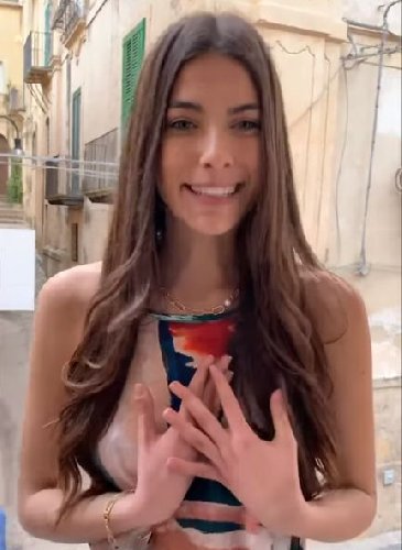 https://www.ragusanews.com/immagini_articoli/04-05-2021/miss-italia-e-in-sicilia-ragazze-col-giallo-si-riparte-video-500.jpg