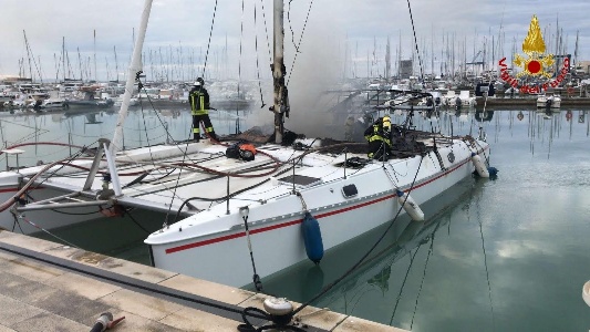 https://www.ragusanews.com/immagini_articoli/04-05-2023/1683187906-va-a-fuoco-un-catamarano-a-marina-di-ragusa-1-300.jpg