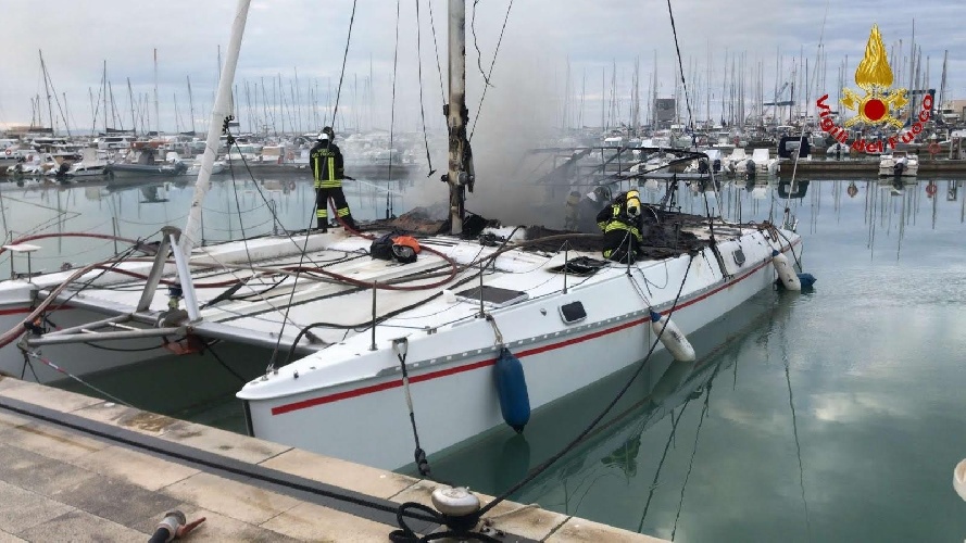 https://www.ragusanews.com/immagini_articoli/04-05-2023/1683187906-va-a-fuoco-un-catamarano-a-marina-di-ragusa-1-500.jpg