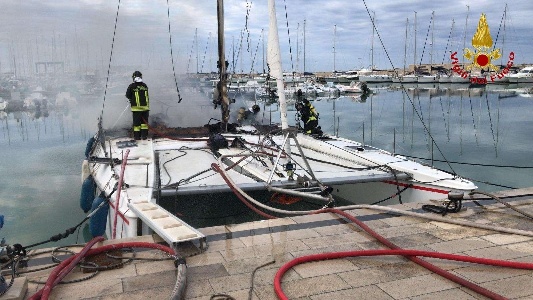 https://www.ragusanews.com/immagini_articoli/04-05-2023/1683187909-va-a-fuoco-un-catamarano-a-marina-di-ragusa-2-300.jpg