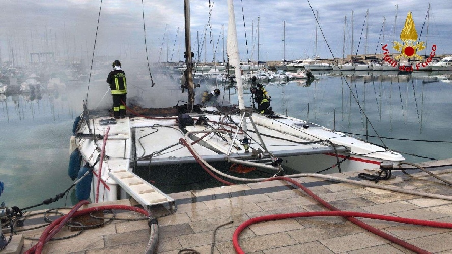 https://www.ragusanews.com/immagini_articoli/04-05-2023/1683187909-va-a-fuoco-un-catamarano-a-marina-di-ragusa-2-500.jpg