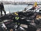 https://www.ragusanews.com/immagini_articoli/04-05-2023/va-a-fuoco-un-catamarano-a-marina-di-ragusa-100.jpg