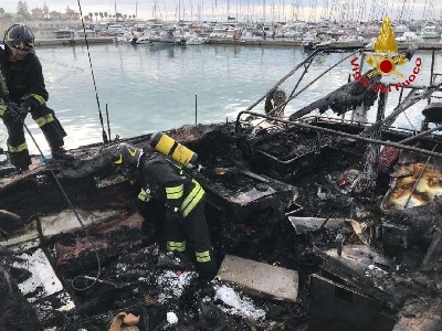 https://www.ragusanews.com/immagini_articoli/04-05-2023/va-a-fuoco-un-catamarano-a-marina-di-ragusa-300.jpg