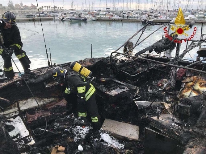 https://www.ragusanews.com/immagini_articoli/04-05-2023/va-a-fuoco-un-catamarano-a-marina-di-ragusa-500.jpg