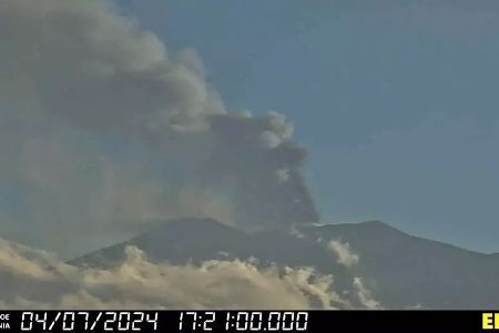 https://www.ragusanews.com/immagini_articoli/04-07-2024/eruzione-dell-etna-e-pioggia-di-cenere-lavica-chiuso-lo-spazio-aereo-b2-300.jpg