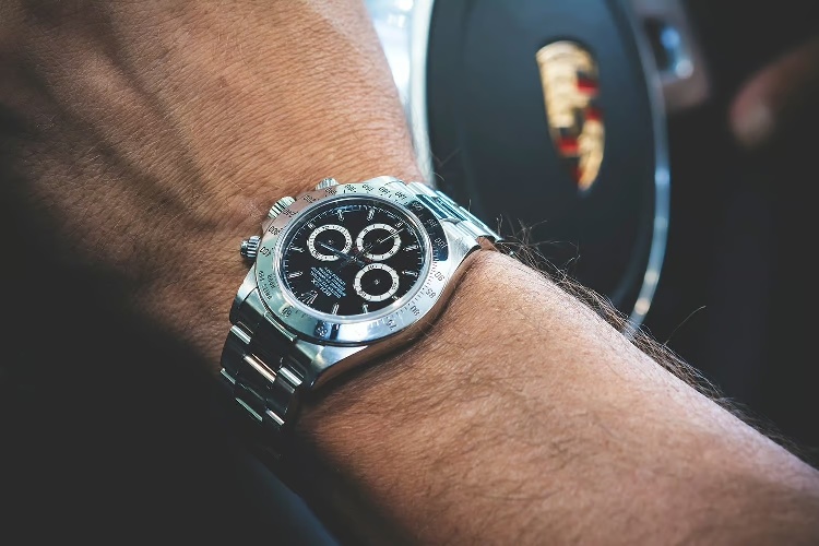 https://www.ragusanews.com/immagini_articoli/04-10-2024/8-rolex-al-polso-l-auto-di-superlusso-e-la-bancarotta-a-modica-500.jpg