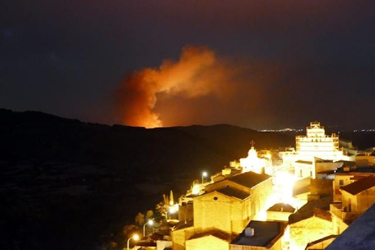 https://www.ragusanews.com/immagini_articoli/04-10-2024/monterosso-almo-grosso-incendio-distrugge-il-bosco-del-monte-casasia-500.jpg