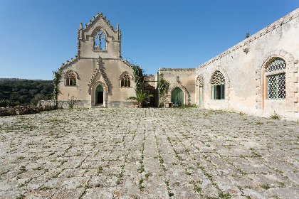 https://www.ragusanews.com/immagini_articoli/04-12-2020/1607083024-a-ragusa-si-vende-un-castello-per-un-milione-e-mezzo-di-euro-1-280.jpg