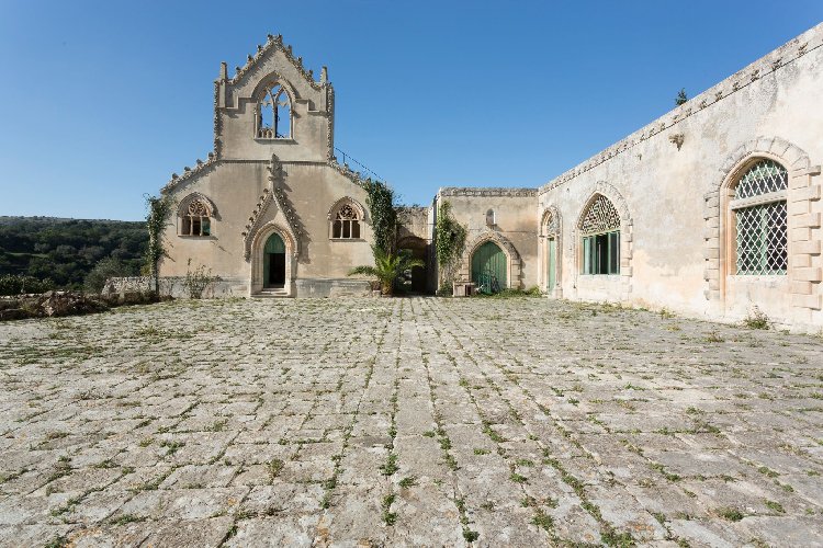 https://www.ragusanews.com/immagini_articoli/04-12-2020/1607083024-a-ragusa-si-vende-un-castello-per-un-milione-e-mezzo-di-euro-1-500.jpg