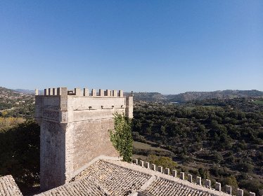 https://www.ragusanews.com/immagini_articoli/04-12-2020/1607083066-a-ragusa-si-vende-un-castello-per-un-milione-e-mezzo-di-euro-2-280.jpg