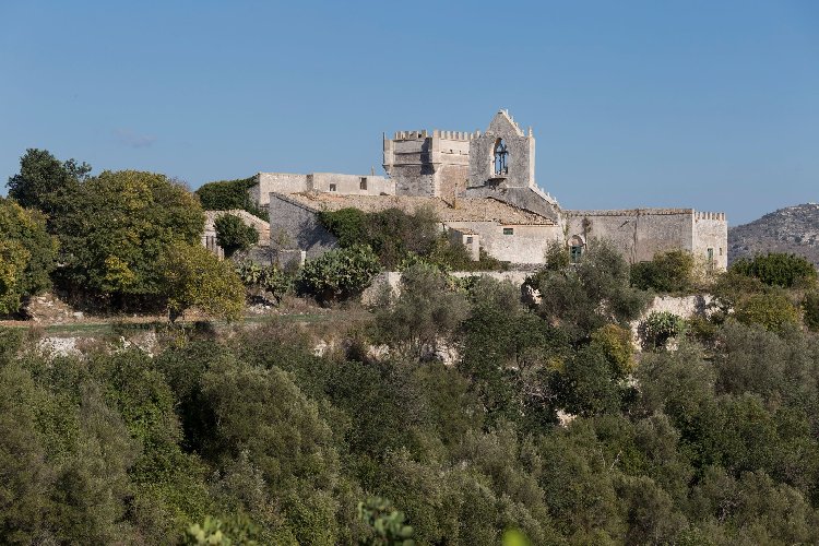 https://www.ragusanews.com/immagini_articoli/04-12-2020/1607083112-a-ragusa-si-vende-un-castello-per-un-milione-e-mezzo-di-euro-3-500.jpg