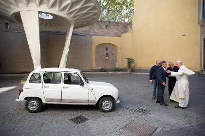 https://www.ragusanews.com/immagini_articoli/05-02-2021/1612543497-la-renault-4-compie-60-anni-foto-video-1-280.jpg