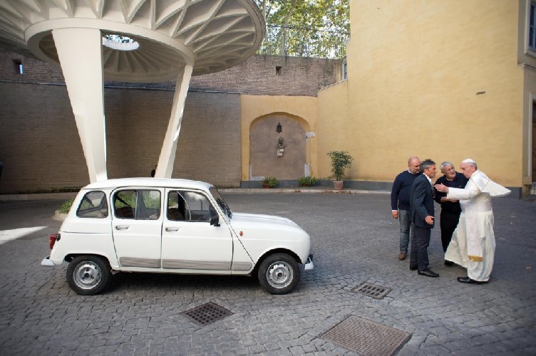 https://www.ragusanews.com/immagini_articoli/05-02-2021/1612543497-la-renault-4-compie-60-anni-foto-video-1-500.jpg