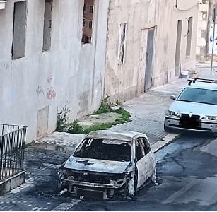 https://www.ragusanews.com/immagini_articoli/05-02-2025/incendiata-un-auto-in-via-verdi-a-pozzallo-prosegue-la-faida-300.jpg