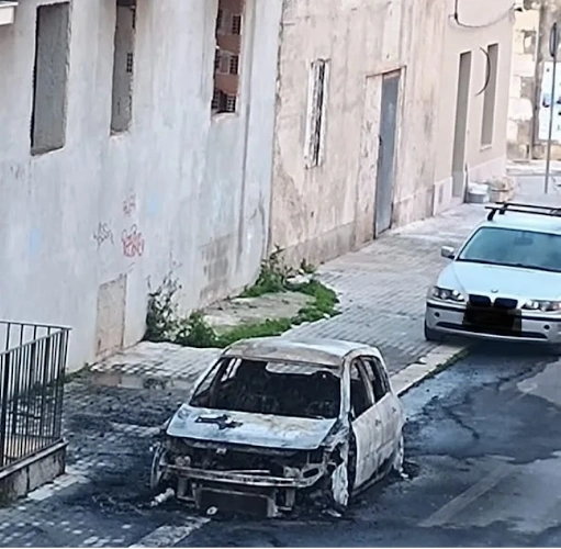 https://www.ragusanews.com/immagini_articoli/05-02-2025/incendiata-un-auto-in-via-verdi-a-pozzallo-prosegue-la-faida-500.webp