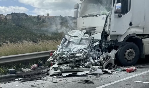 https://www.ragusanews.com/immagini_articoli/05-03-2024/auto-stritolata-fra-due-camion-un-morto-video-300.jpg