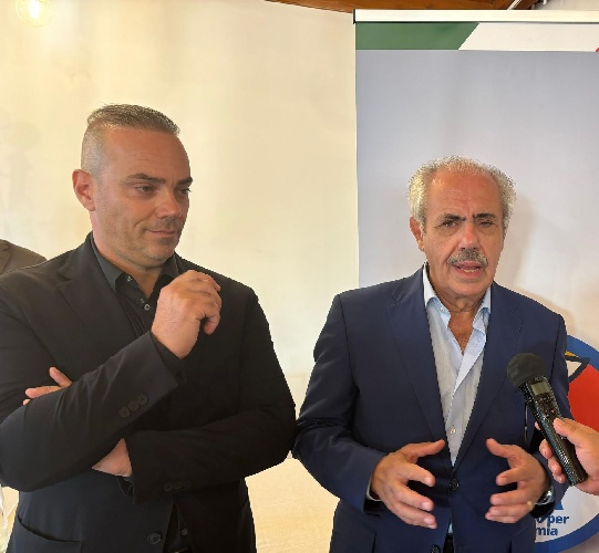 https://www.ragusanews.com/immagini_articoli/05-03-2024/raffaele-lombardo-e-l-mpa-tornano-a-ragusa-500.jpg