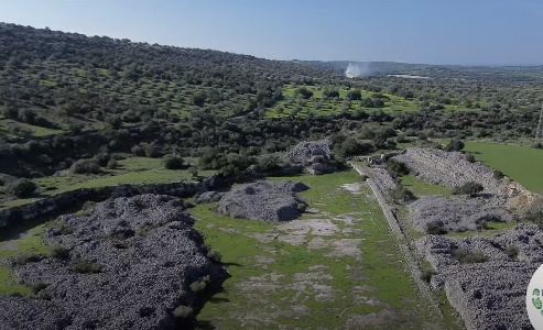 https://www.ragusanews.com/immagini_articoli/05-03-2025/escursione-alle-miniere-di-asfalto-di-castelluccio-video-300.jpg