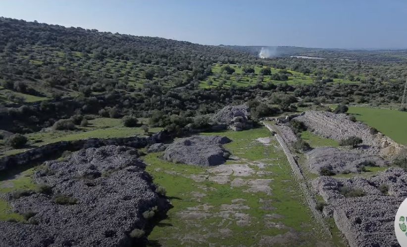 https://www.ragusanews.com/immagini_articoli/05-03-2025/escursione-alle-miniere-di-asfalto-di-castelluccio-video-500.jpg