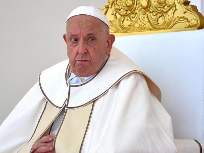 https://www.ragusanews.com/immagini_articoli/05-03-2025/papa-francesco-stazionario-nessuna-crisi-respiratoria-dorme-con-maschera-ossigeno-300.jpg