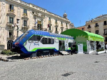 https://www.ragusanews.com/immagini_articoli/05-05-2022/presentato-a-catania-il-blues-primo-treno-ibrido-di-trenitalia-280.jpg