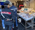 https://www.ragusanews.com/immagini_articoli/05-05-2024/catania-arrivano-i-carabinieri-alla-pescheria-fuggi-fuggi-degli-abusivi-100.jpg