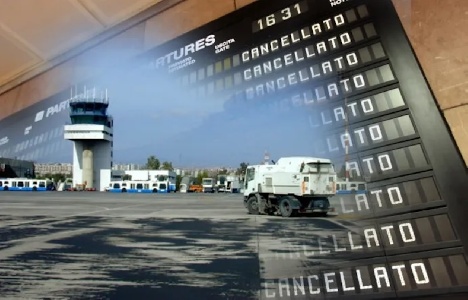 https://www.ragusanews.com/immagini_articoli/05-07-2024/eruzione-etna-impossibile-atterrare-e-partire-all-aeroporto-di-catania-300.jpg