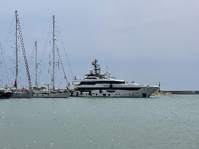 https://www.ragusanews.com/immagini_articoli/05-09-2023/lo-yacht-piacere-e-arrivato-a-marina-di-ragusa-vip-blindato-da-gorilla-300.jpg