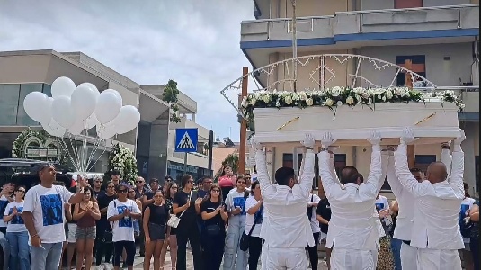 https://www.ragusanews.com/immagini_articoli/05-09-2024/vittoria-a-lutto-per-i-funerali-di-kevin-nicosia-300.jpg