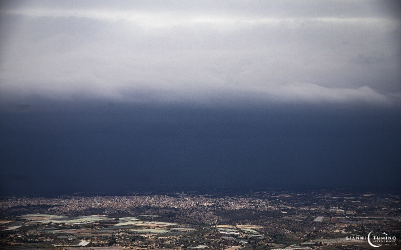 https://www.ragusanews.com/immagini_articoli/05-10-2021/1633452689-maltempo-le-nuvole-mammatus-su-ragusa-1-500.jpg