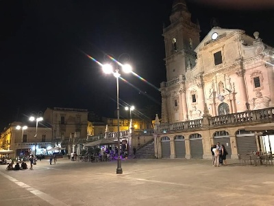 https://www.ragusanews.com/immagini_articoli/05-11-2024/botte-a-ferragosto-in-piazza-a-ragusa-un-arresto-300.jpg