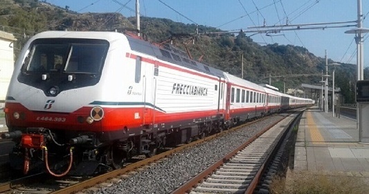 https://www.ragusanews.com/immagini_articoli/05-12-2021/piu-di-sei-ore-di-ritardo-in-pochi-giorni-del-frecciabianca-in-sicilia-280.jpg