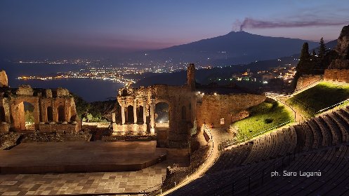 https://www.ragusanews.com/immagini_articoli/06-03-2021/taormina-riapre-il-teatro-antico-e-guarda-l-etna-in-eruzione-280.jpg