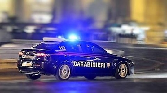 https://www.ragusanews.com/immagini_articoli/06-03-2025/fuggono-a-posto-di-bloco-dei-carabinieri-due-arresti-dopo-inseguimento-rocambolesco-300.jpg