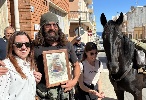 https://www.ragusanews.com/immagini_articoli/06-04-2024/arrivato-il-cavallo-furia-da-tre-anni-in-giro-per-l-italia-100.jpg