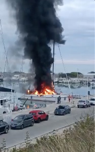 https://www.ragusanews.com/immagini_articoli/06-05-2023/il-video-dell-incendio-del-catamarano-a-marina-di-ragusa-300.jpg