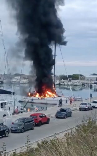 https://www.ragusanews.com/immagini_articoli/06-05-2023/il-video-dell-incendio-del-catamarano-a-marina-di-ragusa-500.jpg