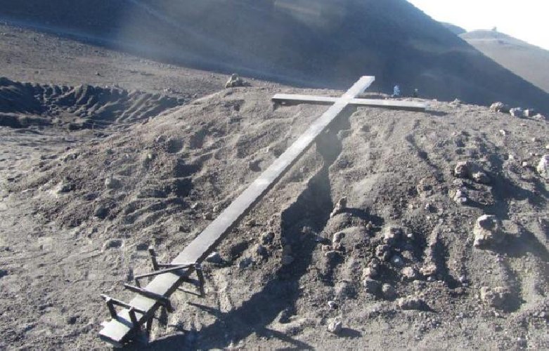 https://www.ragusanews.com/immagini_articoli/06-08-2018/croce-abusiva-etna-piantata-forse-opus-500.jpg