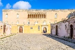 https://www.ragusanews.com/immagini_articoli/06-09-2024/castello-di-donnafugata-comune-guadagna-385mila-euro-lo-svende-per-2-5-100.jpg