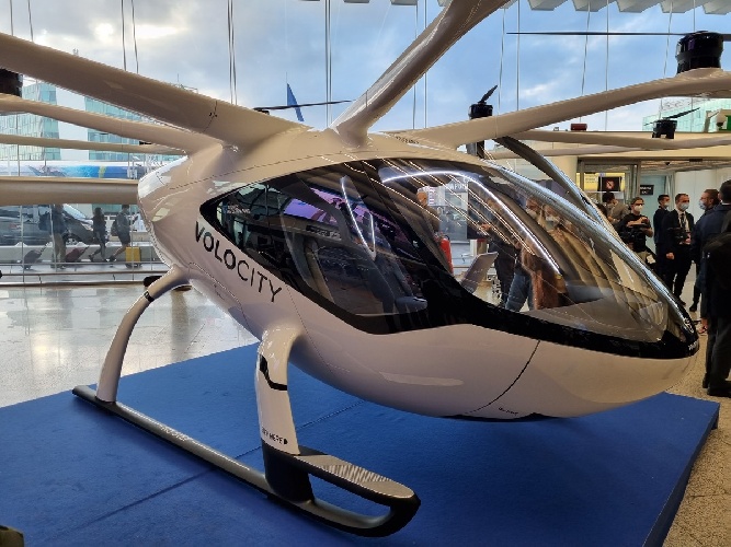 https://www.ragusanews.com/immagini_articoli/06-10-2022/1665048800-primo-test-di-volo-per-velocopter-il-taxi-volante-a-roma-2-500.jpg