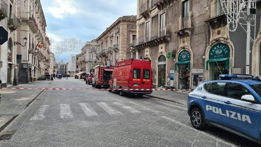 https://www.ragusanews.com/immagini_articoli/07-02-2025/pacco-sospetto-tra-via-etnea-e-i-quattro-canti-a-catania-300.jpg